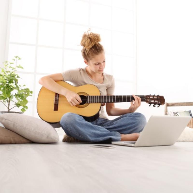 L’héritage des chanteurs à texte français, avec une plume et une partition symbolisant la profondeur des paroles et des mélodies. 